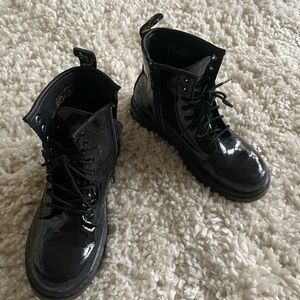 GIRLS DR. MARTENS PATENT LEATHER BOOTS